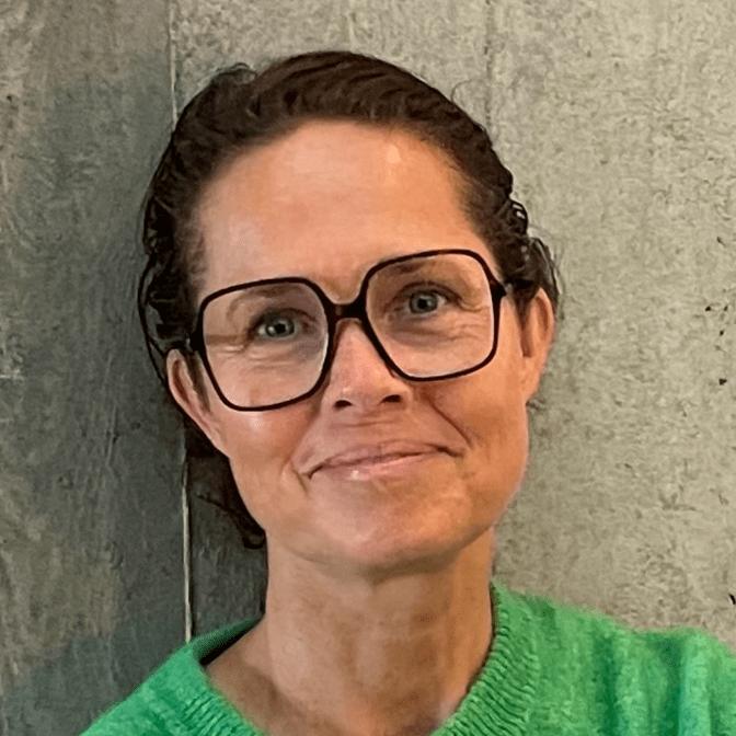 Stina Dahan undervisar Mindfulness på yogalärarutbildningen i Malmö