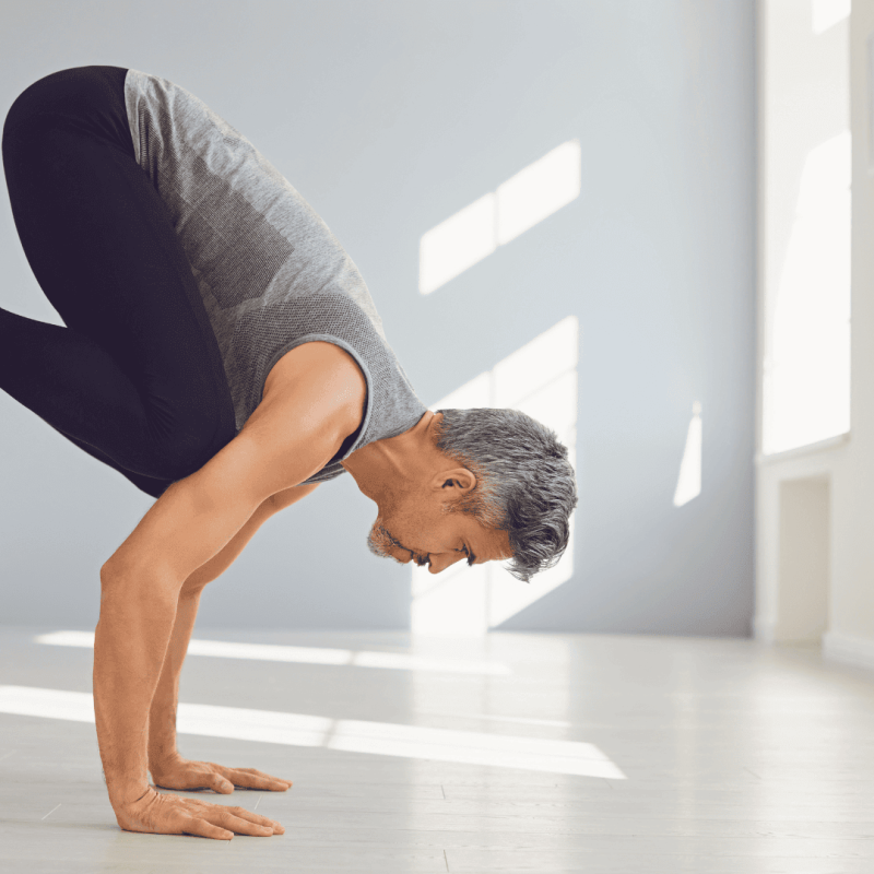 Yoga för stela män på Studio Frid i Malmö. Välkommen att träna yoga tillsammans med andra män på Malmös äldsta yoga- och pilatesstudio.