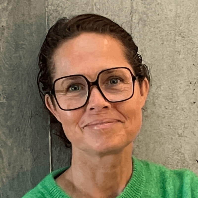 Stina Dahan undervisar Mindfulness på yogalärarutbildningen i Malmö