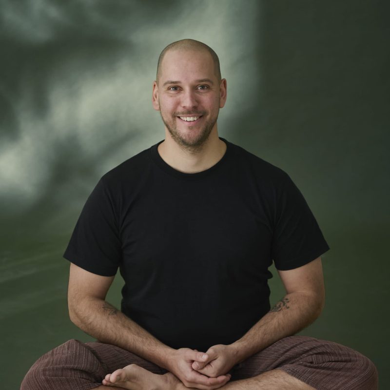 Asher teaching at Studio Frid Asher Gaudion teaches vinyasa classes at Studio Frid Malmö