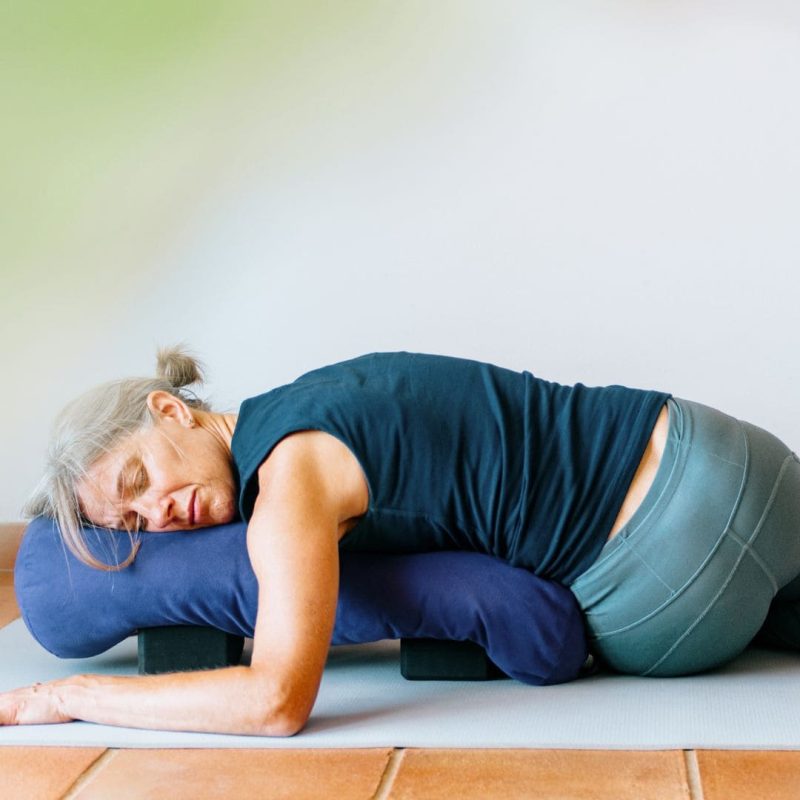Restorative yoga är en mjuk yogaform där vi varvar positioner med avslappning och mindfulness